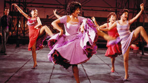 Rita Moreno ja muita tanssijoita elokuvassa West Side Story.