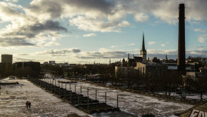 Linnahall i förgrunden ligger precis utanför Gamla stads murar. Tallinns Gamla stad sedd från Linnahall.