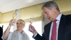 Sauli Niinistö och Maria Stenroos skålar på Politiikan toimittajat Ry:s lunchtillfälle i Helsingfors 6.6.2018.