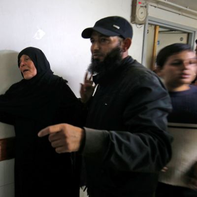 Mamman till Nour Baraka - den dödade palestinska kommendören - fotograferades på söndag kväll på bårhuset i Khan Yunis.