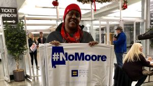 Enkla budskap i valkampanjens slutskede "No Moore" står det på skylten som volontärer delade ut i Alabama i slutet av kampanjen