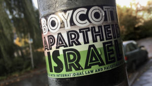 Bojkottrörelsen mot Israel växer bland annat i Tyskland där propalestinska aktivister har satt upp dekaler som uppmanar till bojkott av israeliska varor som produceras på ockuperat område. Bojkottrörelsen mot Israel växer bland annat i Tyskland där propalestinska aktivister har satt upp dekaler som uppmanar till bojkott av israeliska varor som produceras på ockuperat område.