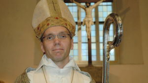 Biskop Björn Vikström efter biskopsvigningen 2009. Här bär han som synes mitra. Biskop Björn Vikström iklädd mitra.
