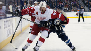 Franzén spelade elva säsonger i Detroit Red Wings. Johan Franzén kämpar om pucken