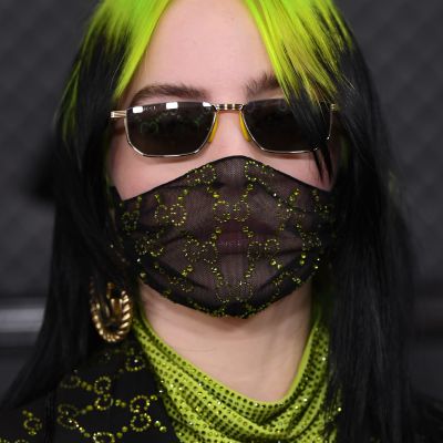 Artisten Billie Eilish bär ett genomskinligt ansiktsskydd.