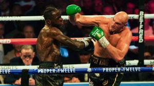 Tyson Fury fick in många tunga träffar på Wilder. Deontay Wilder är i trubbel mot Tyson Fury.