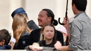 Greta Thunberg väntar på påvens audiens på Petersplatsen i vatikanen den 17 april 2019 Greta Thunberg väntar på påvens audiens på Petersplatsen i vatikanen den 17 april 2019