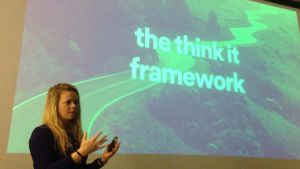 Spotify har visat vägen för andra uppstartsföretag - här med innovationschef Sofie Lindblom. Sofie Lindblom står framför en stor skärm på väggen, där det står "the think it framework"