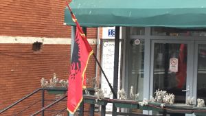 Albaniens flagga vajar ofta i Kosovo istället för Kosovos egen flagga. Albaniens flagga utanför en pizzeria i Kosovo.