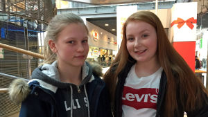 Saga Nevanlinna och Laura Hiltunen, båda 13 år, kan inte förstå att någon med flit skadar en annan. Saga Nevanlinna och Saga Hiltunen