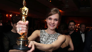Hildur Guðnadóttir och Oscar-statyetten. Hildur Gudnadóttir och Oscar-statyetten.