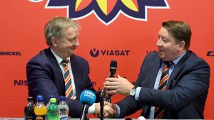 Harry Harkimo har precis sålt klubben till Jari Kurri. Harry Harkimo och Jari Kurri under fredagens presskonferens.