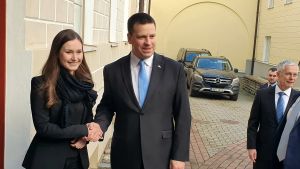 Estlands premiärminister Jüri Ratas tar emot Finlands statsminister Sanna Marin vid dörren till Stenbockska huset i Tallinn, det vill säga den estniska regeringsbyggnaden och premiärministerns residens.