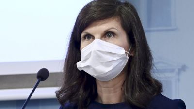Marketta Henriksson, chef för regeringens EU-sekretariat. Hon bär munskydd.