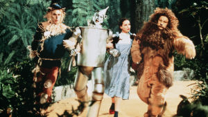 Ihmemaa Oz. Judy Garland eli Dorothy sekä Variksenpelätin, Tinamies ja Leijona Hollywood-musikaalissa Ihmemaa Oz (1939). Yksi Elämää suuremmat elokuvat -radiosarjassa käsitellyistä elokuvista.