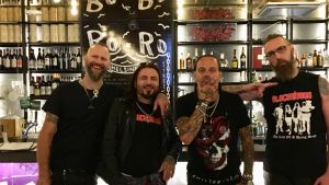 Blackribbon vid bardisken på Seaside Hotel i Helsingfors Blackribbon poserar vid en bar i Helsingfors.