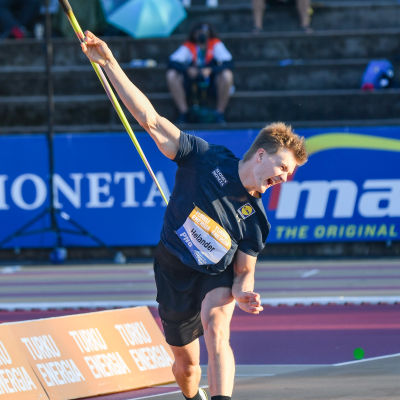 Oliver Helander kastar spjut.