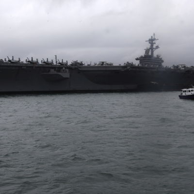 Hangarfartyget USS Carl Vinson med åtföljande eksader seglade in i Sydkinesiska havet i lördags