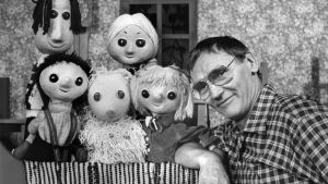 Martti Kainulainen juonsi 1970-luvulla Pikku Kakkosen nukketeatterisarjaa Martin allakka. Martti Kainulainen lastenohjelmassa Martin allakka vuodelta 1979.
