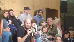 Regissören Nicolas Stemann svarar på frågor under Theatertreffen. Regissören Nicolas Stemann diskuterar sin föreställning