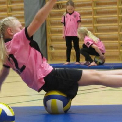 Tasapainoilua pallon päällä.