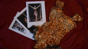 Mariella Rauhalas glitterdress har hämtat inspiration från Gina Lollobrigida. En guldglittrig festkreation.
