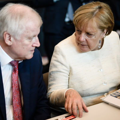 Inrikesminister Horst seehofer och förbundskansler Angela Merkel under parlamentsgruppens möte den 12 juni 2018.