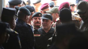Premiärminister Haider al-Adabi omringad av säkerhetspersonal när han anlände till Mosul på söndag. Iraks premiärminister omringad av säkerhetspersonal i Mosul.