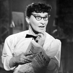 Hotellin hovimestari mademoiselle Vilma Supfkopf (Elvi Saarnio).