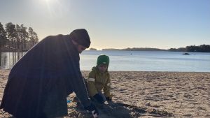 Det är också roligt för Ted att känna igen sig i Lo och hans lekar. Att en pojke blir en pojke kan skapa en kontaktyta för pappan. Ted leker på stranden med sin son Lo.