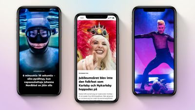 Tre mobiltelefoner med olika innehåll.