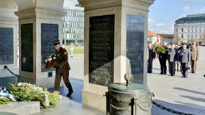 En krigsveteran lägger ner en blomma vid Den okände soldatens grav i Warszawa. I regeringspartiets narrativ är den polske krigaren alltid fläckfri. En krigsveteran lägger ner en blomma vid Den okände soldatens grav i Warszawa.