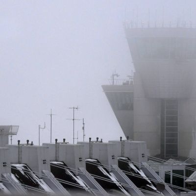 Flygledningstornet på Helsingfors-Vanda flygplats, omgivet av dimma.