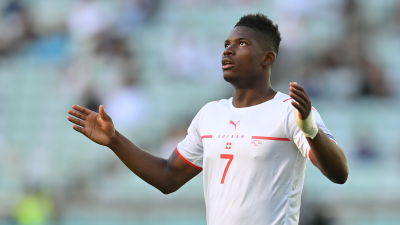 Breel Embolo firar ett mål med händerna vid sidan och blicken mot skyn.