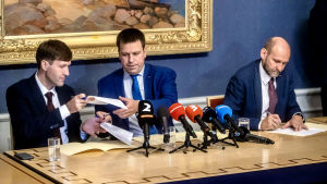 Estlands regerings tre partiledare Martin Helme, Ekre, Jüri Ratas, Centerpartiet och Helir-Valdor Seeder, Isamaa. Estlands regerings tre partiledare Martin Helme, Ekre, Jüri Ratas, Centerpartiet och Helir-Valdor Seeder, Isamaa.