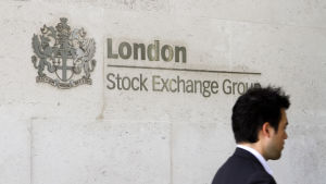 Bankvärlden togs på sängen av det brittiska brexit-beskedet och bankernas aktiekurser störtdök på de europeiska börserna. Yle Nyheter har talat med några experter om följderna av brexit för den europeiska finansvärlden LSE logo, man som går ut ur bild