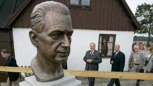En skulptur föreställande Dag Hammarskjöld avtäcktes på Backåkra den 29 juli 2005. Den dåvarande statsministern Göran Persson i bakgrunden. En skulptur föreställande Dag Hammarskjöld avtäcktes på Backåkra den 29 juli 2005. Den dåvarande statsministern Göran Persson i bakgrunden.