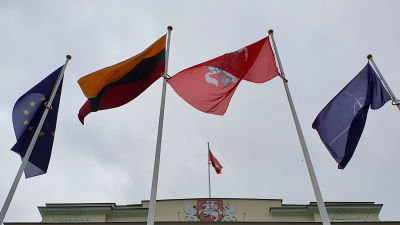 EUs, Litauens, Vilnius och Natos flaggor vajar utanför presidentpalatset i Vilnius