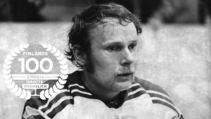 Stig Wetzell, 1974, med logon för Finlands 100 största idrottsögonblick.