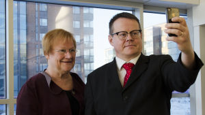 Toimittaja Pasi Heikura ja presidentti Tarja Halonen. Presidentti Tarja Halonen ja toimittaja Pasi Heikura