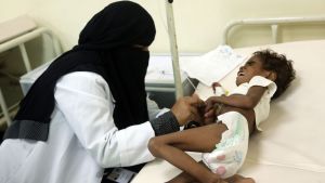 Ett undernärt barn behandlas på ett sjukhus i den jemenitiska hamnstaden Hodeidah den 5 november 2017. Ett undernärt barn behandlas på ett sjukhus i den jemenitiska hamnstaden Hodeidah den 5 november 2017.