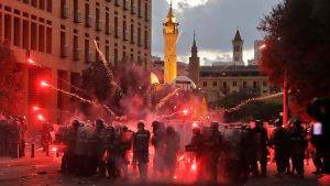 Under måndag kväll kastade demonstranter fyrverkeripjäser mot polisen som svarade med tårgas. Demonstranter skjuter fyrverkeripjäser mot polisen i Beirut.