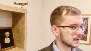 Raivis Zeltīts, den lettiska Nationella alliansens partisekreterare, är intresserad av historia, vilket tydligt syns i detaljerna på hans kontor. Raivis Zeltīts, den lettiska Nationella alliansens partisekreterare, är intresserad av historia, vilket tydligt syns i detaljerna på hans kontor.