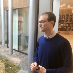 Michael Pärt. Michael Pärt tittar ut genom ett fönster mot en av Arvo Pärt-centrets små innergårdar.