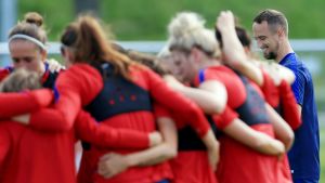 Mark Sampson nöjd med läget i truppen. Mark Sampson övervakar det engelska damlandslaget.