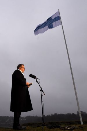 Försvarsminister Antti Kaikkonen höll tal vid flaggstången. Försvarsminister Antti Kaikkonen håller tal på självständighetsdagen 2020.