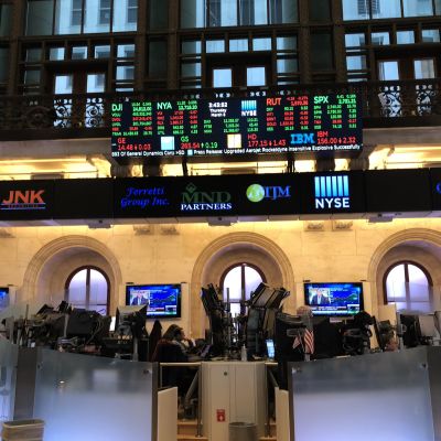 Börsmäklare vid tusentals bildskärmar med aktiekurser i New York Stock Exchange.