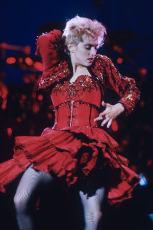 Madonna 1987 på en konsert på Wembley i London. Madonna 1987 på en konsert på Wembley i London.