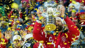 Kanada och Brent Burns fick lyfta bucklan i Prag ifjol. Brent Burns lyfter VM-bucklan, VM 2015.