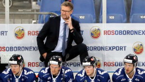 Jalonen nöjd efter 19 minuter, not so much efter 40 minuter. Jukka Jalonen bakom den finska bänken.